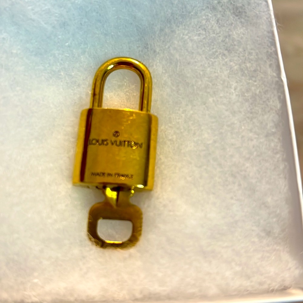 Louis Vuitton Authentic Lock & Key 307 comes W/ 2 unbranded chains Price Is Firm - Picture 5 of 9